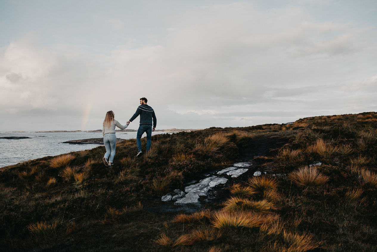 Kjærestepar under en regnbue