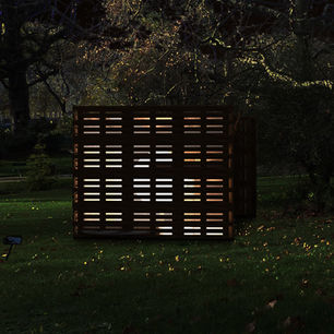 Micro-architecture en palettes dans un parc parisien de nuit