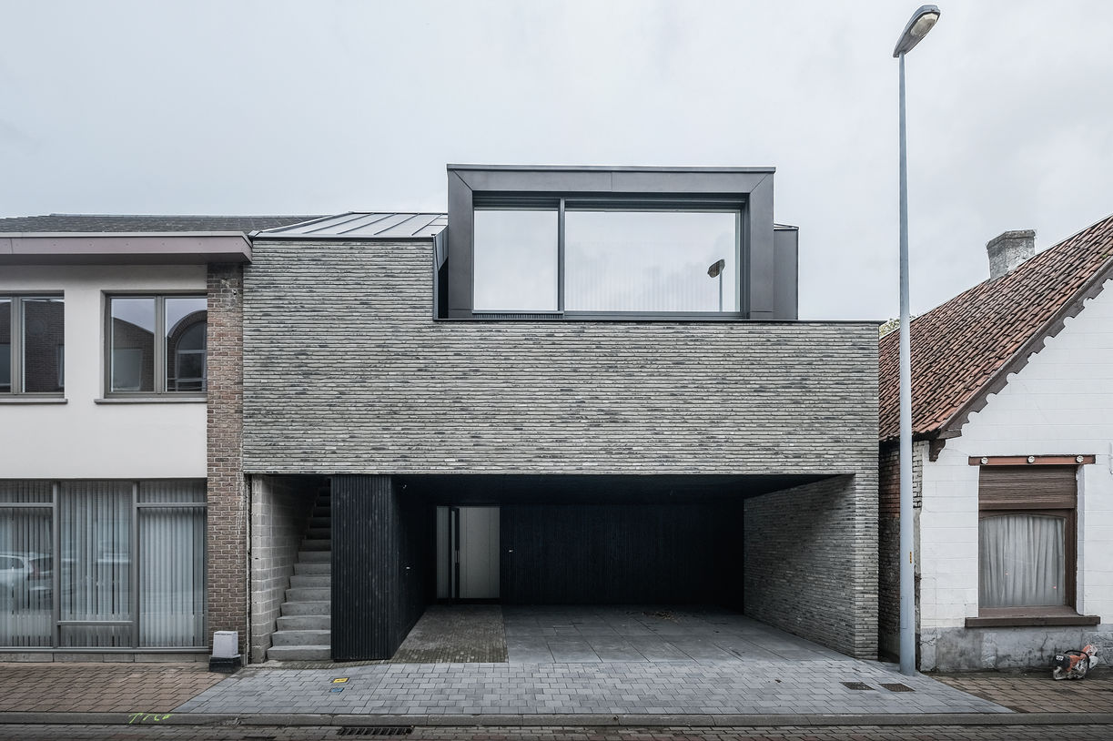 Gesloten meergezinswoning met de focus op een open en lichtrijk interieur
Locatie: Kalken
Ontwerp: 2017
Status: afgewerkt