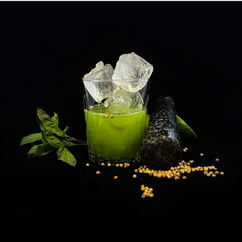 Cozy Cocktail Thai Basil Smash mit Zutaten daneben: Basilikum und Koriandersamen