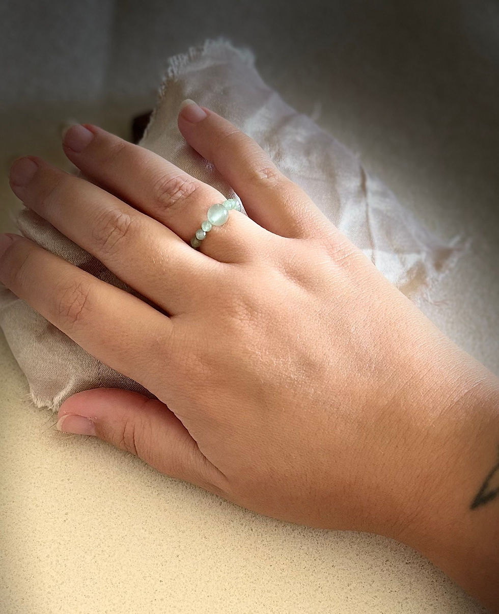 Miniature : Bague portée en pierres naturelles.