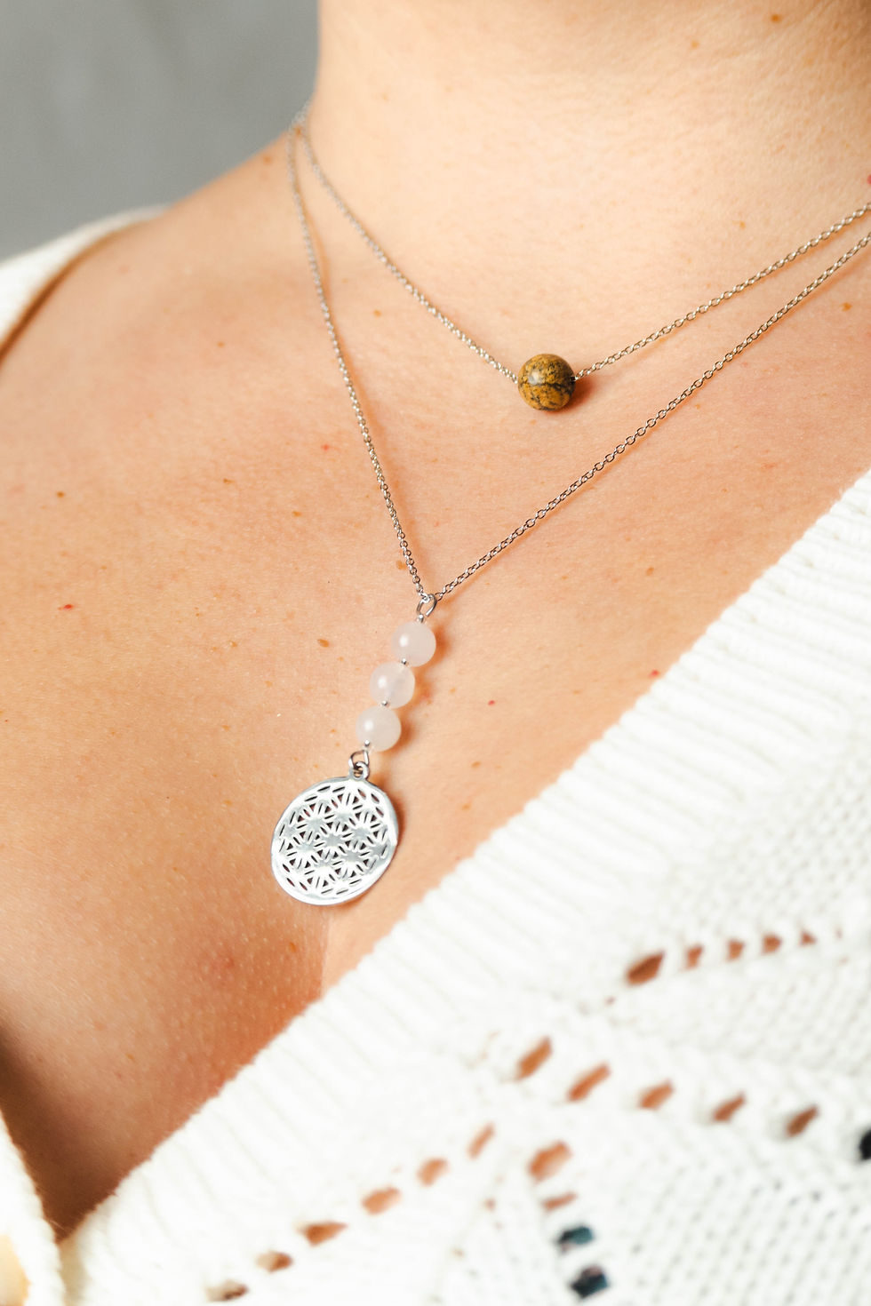 Miniature : Collier discrétion  en Œil de tigre porté en superposition avec un autre modèle.