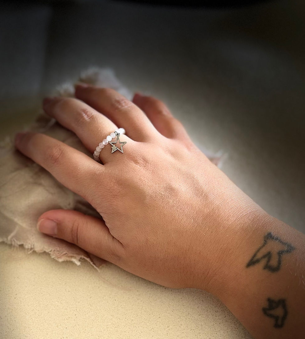Miniature : Bague étoilée portée Soléïâme.