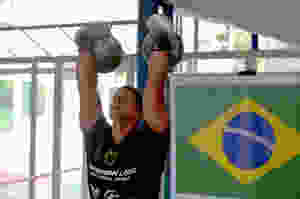 Atleta em posição de Over Head ou OH lockout, exibindo a fixação consciente das peças acima da cabeça e plena estabilidade do movimento.