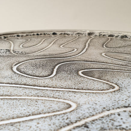 2LNovel-céramique-Art de la table- grand plat gravé -émail constellé- détail.jpg