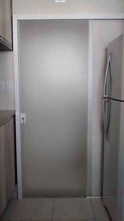 porta de correr atras da parede com pelicula 2.jpg