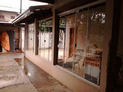 FECHAMENTO DE AREA COM JANELAS E PORTA EM VIDRO TEMPERADO (21).jpg
