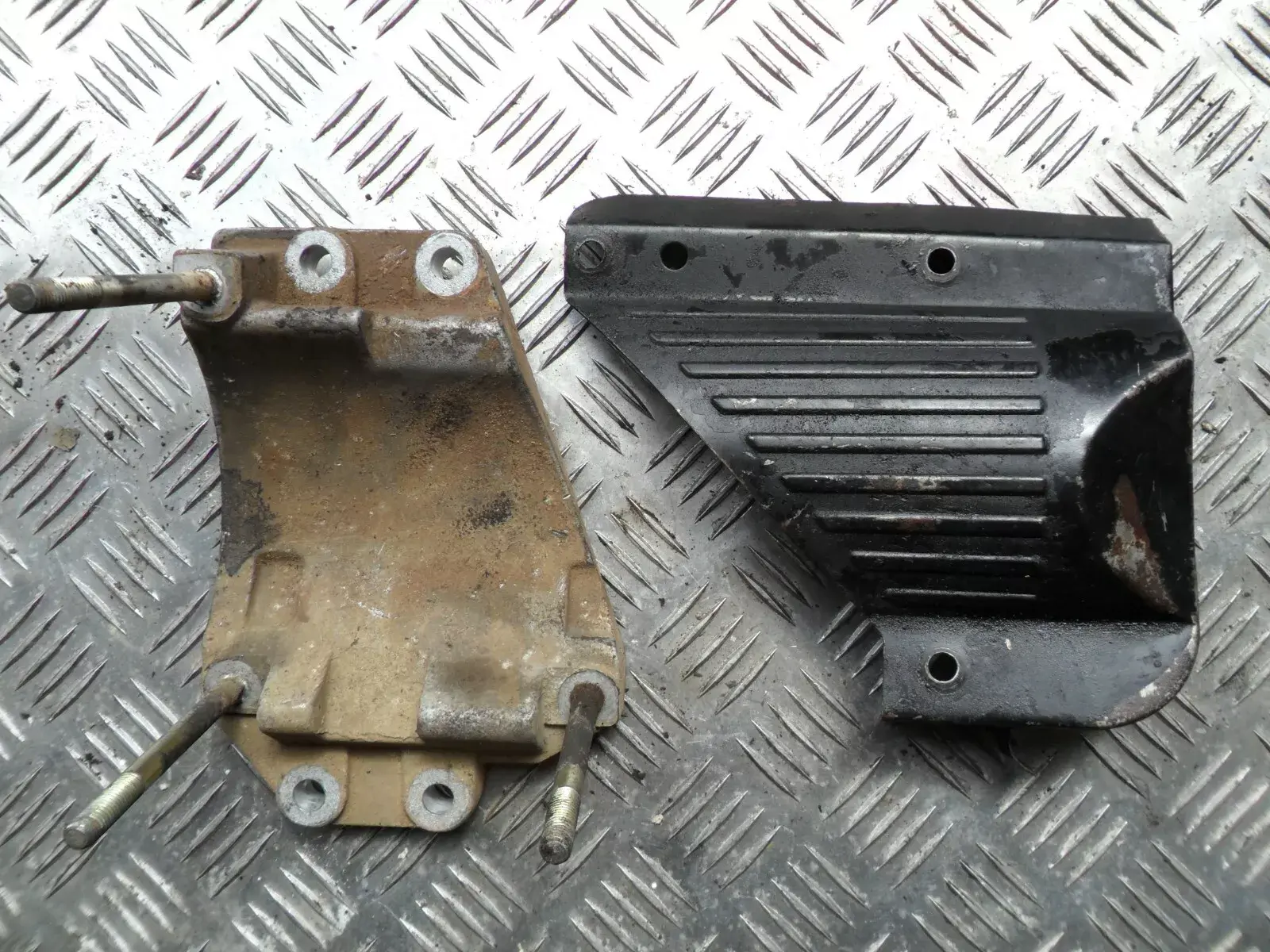 LAND ROVER 300 TDI AIR CONDITIONING BRACKET