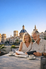 Pareja en terraza con vista a Valencia.png