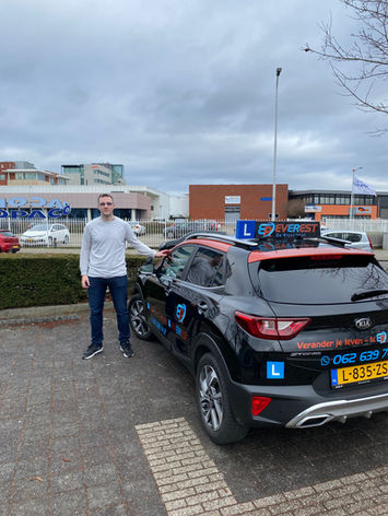 Geslaagd-de-rijschool-everest-eindhoven-april2023.jpeg