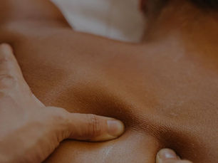 un massage avec pression des doigts pour relaxer et détendre
