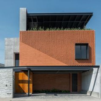 Fachada do prédio branco