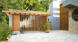 Clubhaus gepflasterter Vorhof