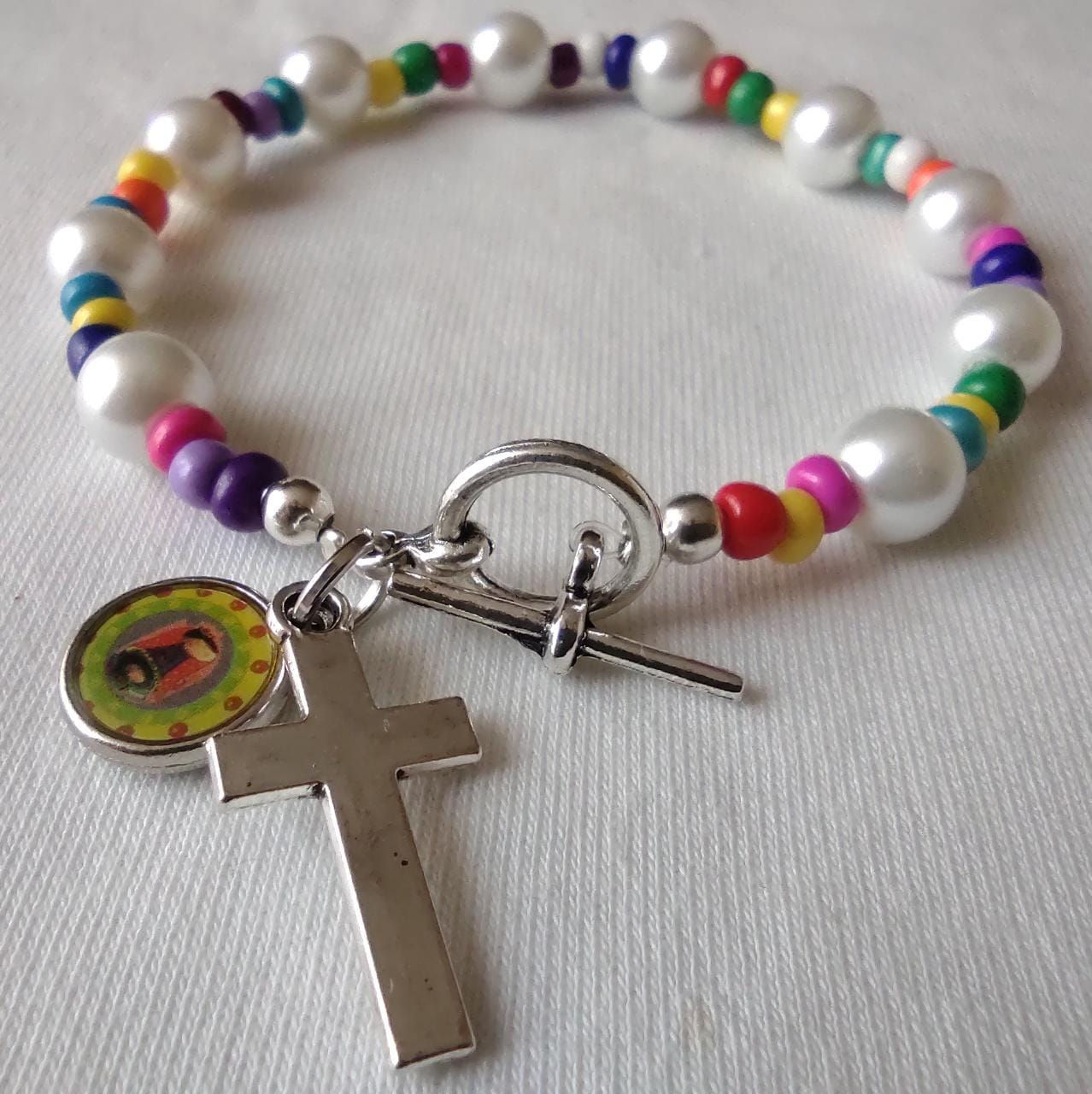 Denario de perla con mostacilla de colores, medalla de la Virgen de Guadalupe