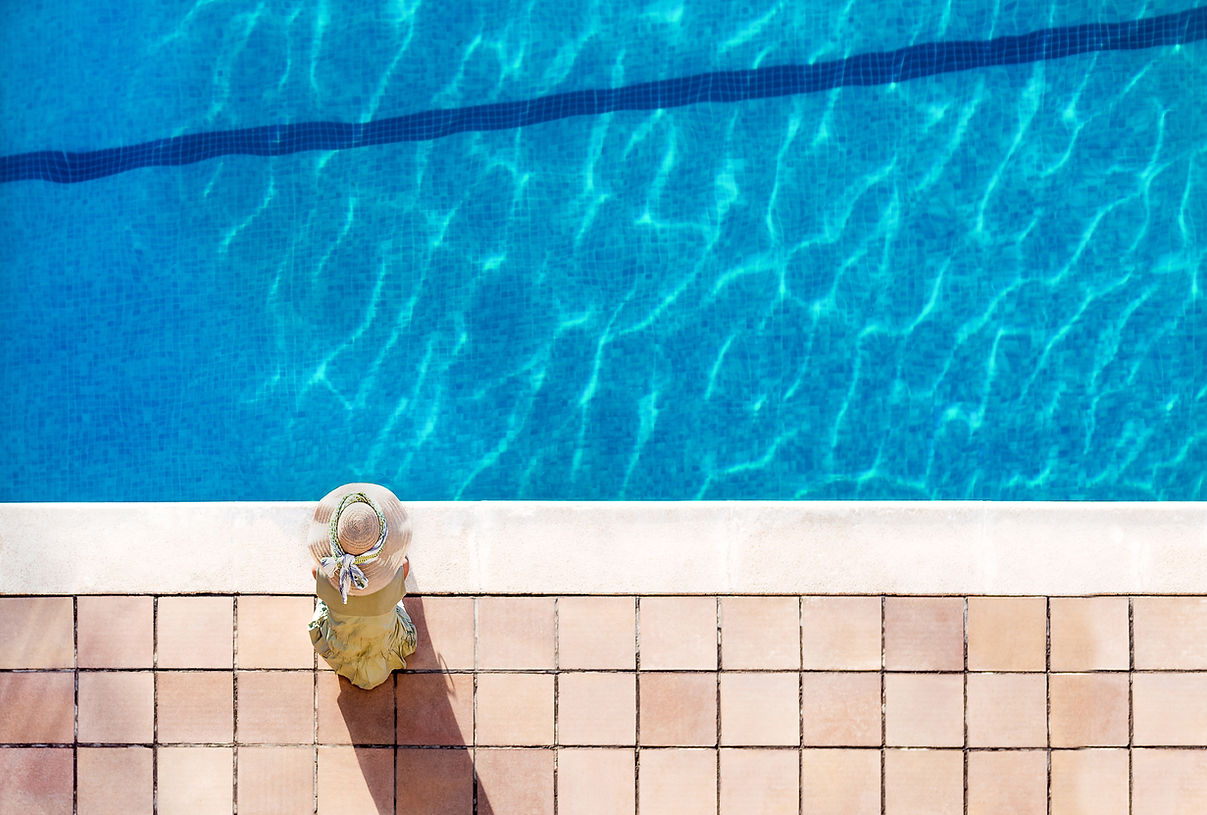 au bord de la piscine