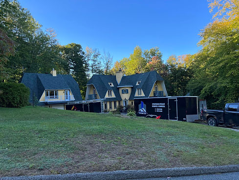 Toiture LSC Maison jaune toit bardeau plusieurs angles