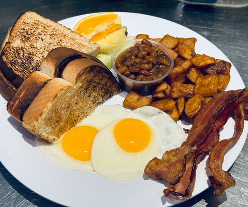 pain grillé, œufs, bacon, pommes de terre et haricots