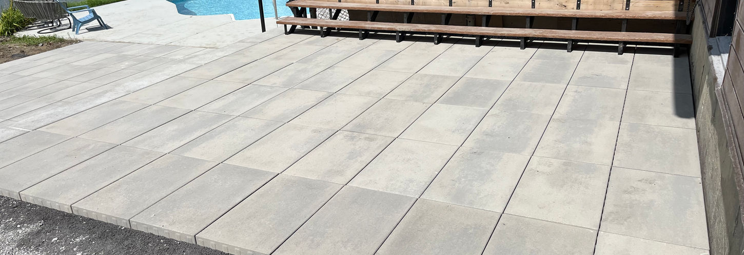nouvelle terrasse avec dalles en pierre