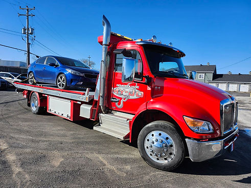remorquage automobile d'un camion rouge
