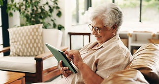 femme mature lisant son tablet