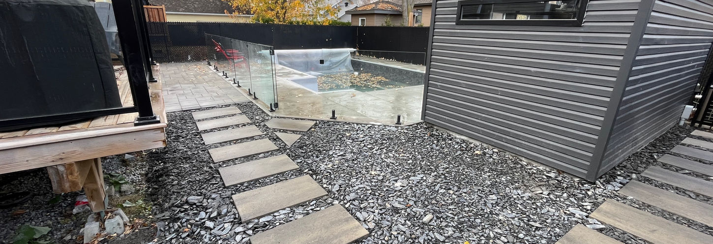 passerelle en pierre autour de la piscine