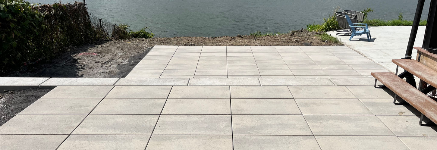 nouvelle terrasse avec dalles en pierre