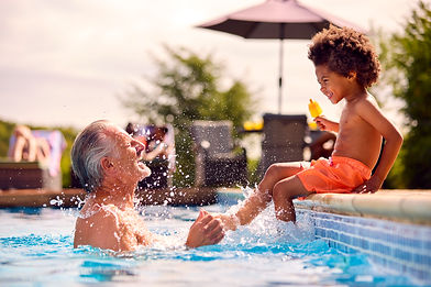 famille dans la piscine
