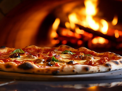 Pizza napolitaine cuite au four à haute température / Neapolitan pizza cooked in the oven at high temperatures