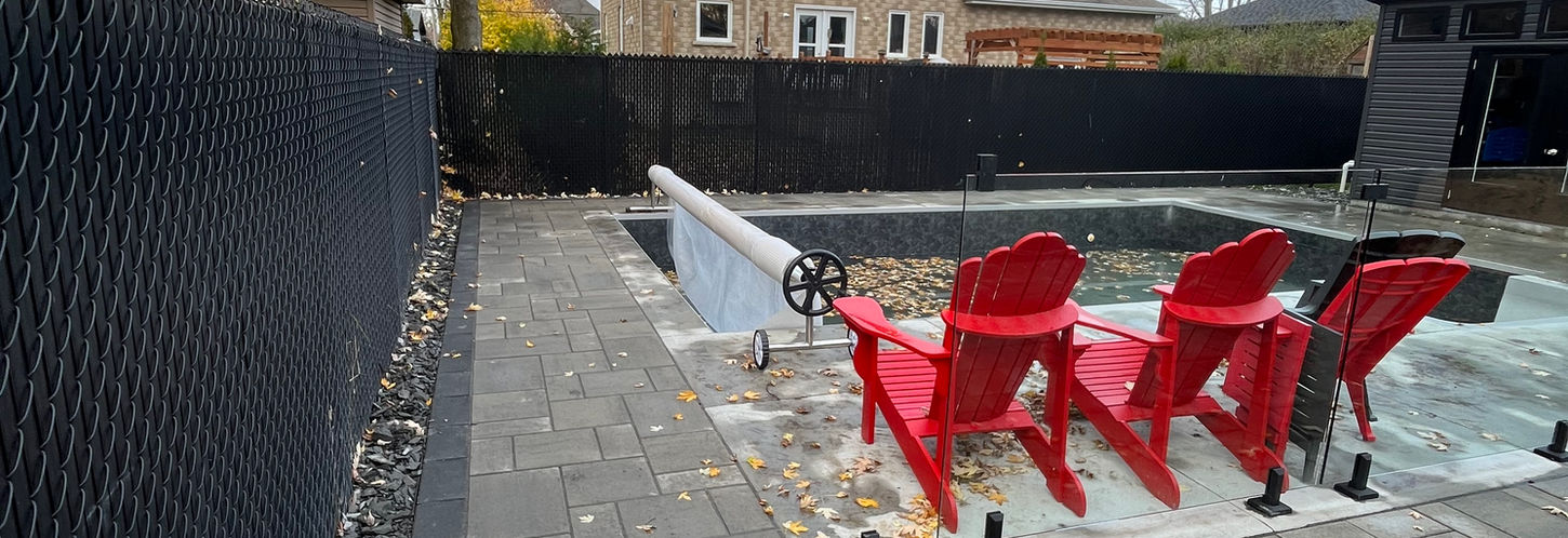 terrasse en pierre avec piscine et chaisses rouges
