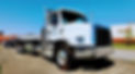camion blanc sous ciel bleu