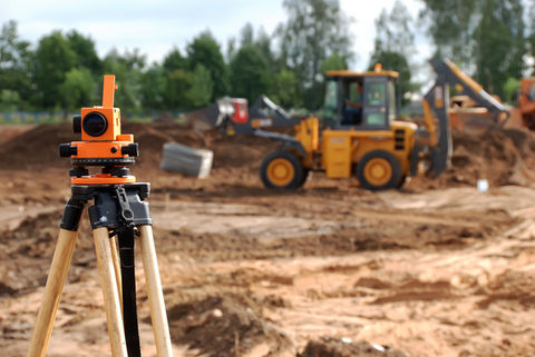 Début de l'excavation et implantation du bâtiment 