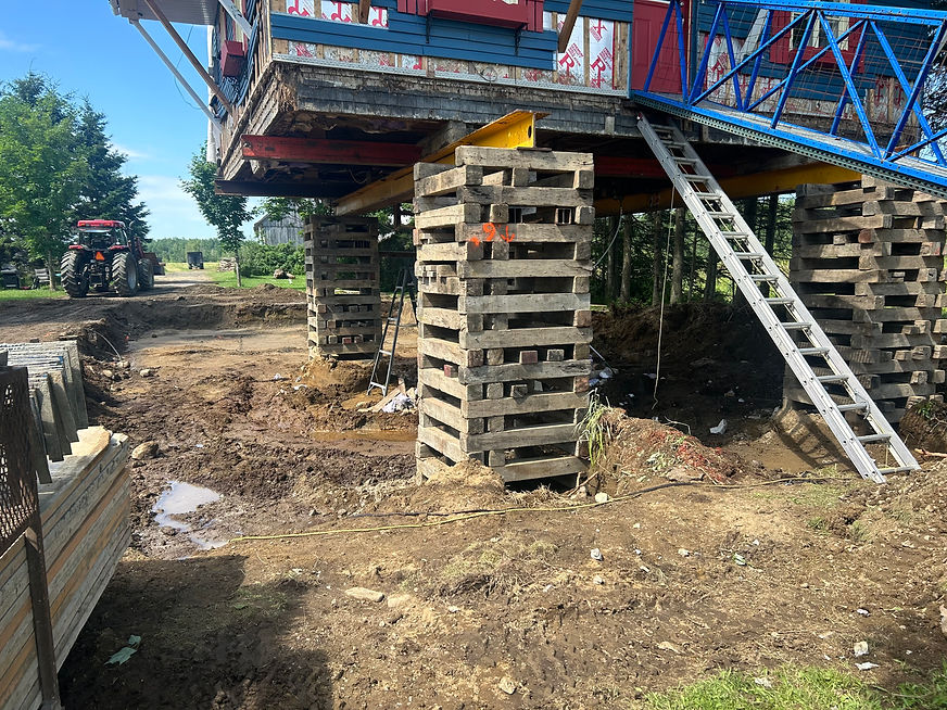 • Soulèvement de la maison pour accéder aux fondations défectueuses.