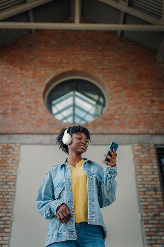 femme ecoutant de la musique