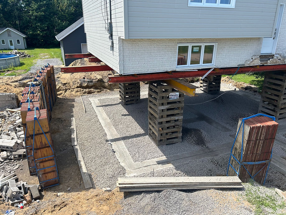 • Soulèvement de la maison pour accéder aux fondations défectueuses.