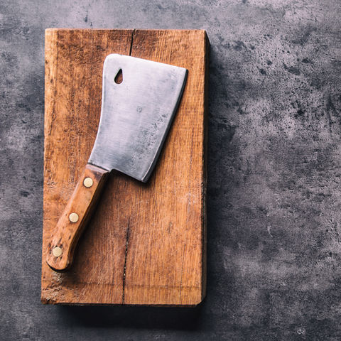 couteau de boucher sur planche à découper en bois