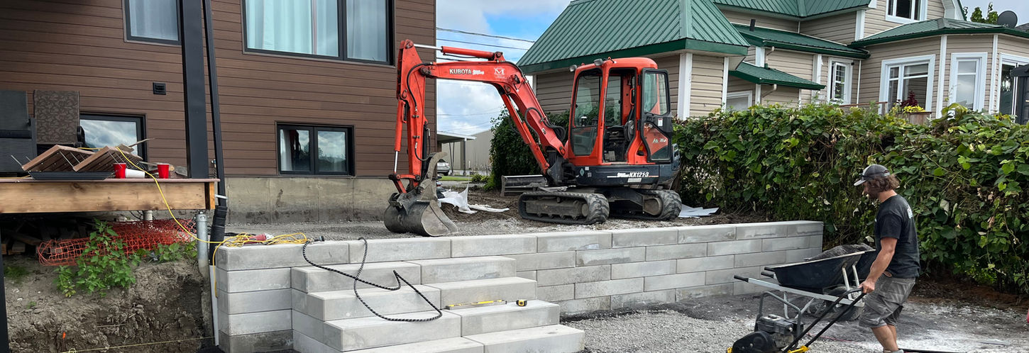 Construction d'une nouvelle terrasse avec dalles en pierre