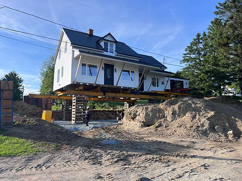 • Soulèvement de la maison pour accéder aux fondations défectueuses.