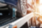 Voiture fixée en toute sécurité sur le camion de remorquage