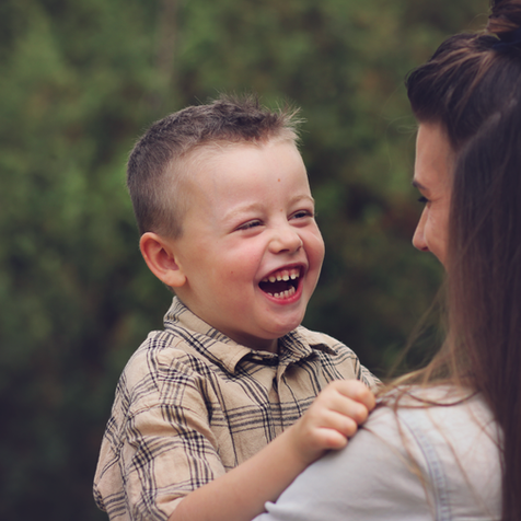 Emotionale Familienfotografie in Münster – Fotografin im Kreis Steinfurt für authentische Kinder- und Familienfotos im Grünen