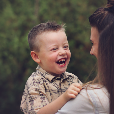 Emotionale Familienfotografie in Münster – Fotografin im Kreis Steinfurt für authentische Kinder- und Familienfotos im Grünen