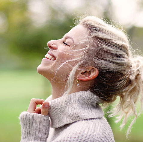 Natürliches Portrait einer Frau beim Outdoor Fotoshooting in Greven – Fotografin für individuelle Portraits im Münsterland