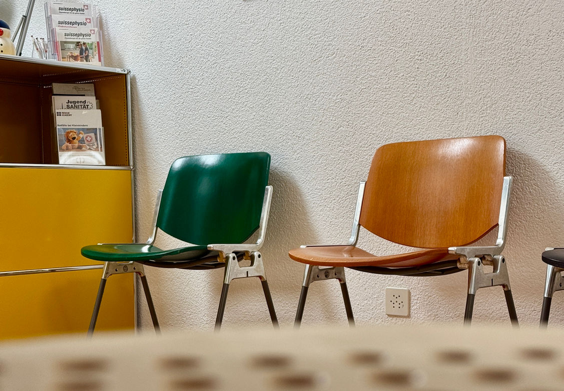 Sitzgelegenheiten im Wartebereich der Physiotherapiepraxis und Kinderphysiotherapie in Baden