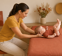 Kinderphysiotherapeutin prueft die Schadelverformung beim Baby.png