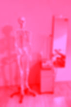 Ein Skelett das aus Knochen besteht und ein Stosswellengerät daneben