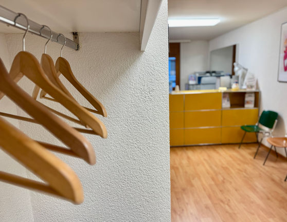 Garderobenbereich der Physiotherapie und Kinderphysiotherapie in Baden mit Blick in den Wartebereich