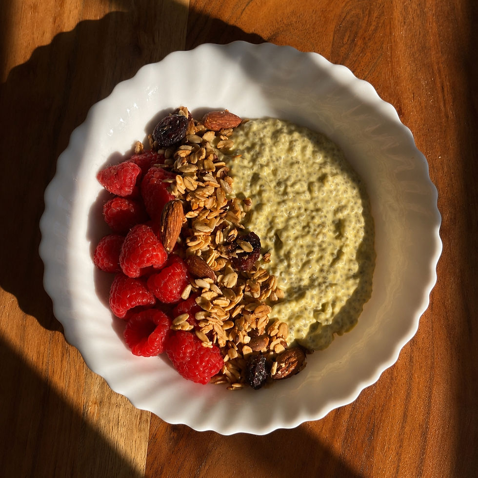 Mango chia pudding bowl met Bamboo Byte Cranberry Noten Granola en verse frambozen