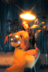 Belly dancer Veronica Lynn
