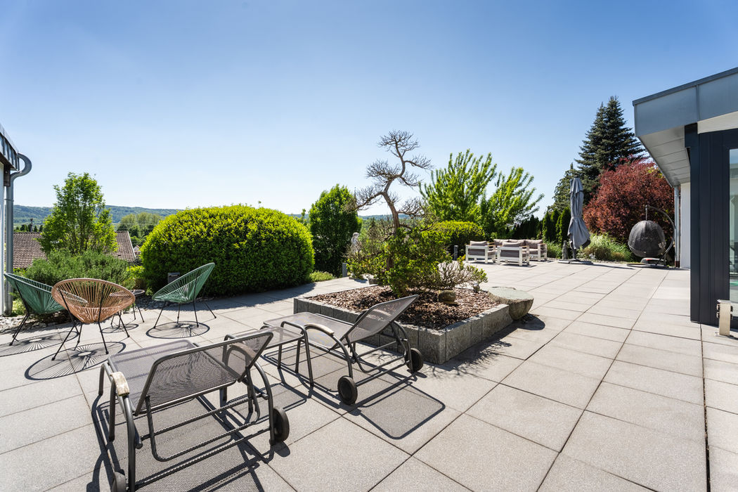 Großzügige Terrasse mit Garten und Sitzbereich – professionelle Immobilienfotos von Reck Immomedia in Laupheim und Biberach.