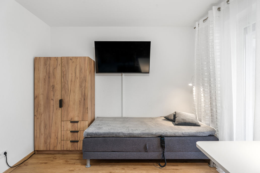 Kompaktes Schlafzimmer mit Bett und Kleiderschrank