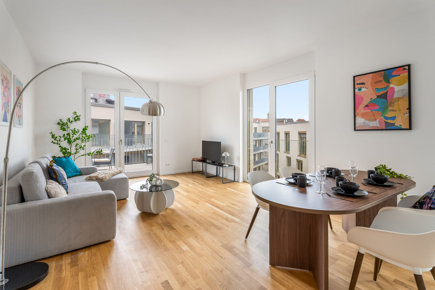 Helles Wohnzimmer in moderner Wohnung mit Balkon – Immobilienfotograf Reck Immomedia für Biberach, Laupheim und Ulm.